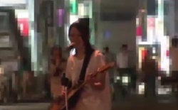 สาวนักร้องเปิดหมวกข้างถนนมันไม่รุ่ง มาเป็นกระหรี่ให้ผู้ชายเย็ดดีกว่า