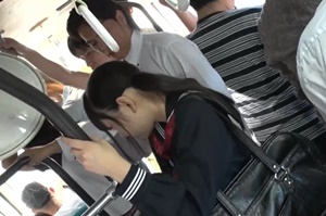 แอบขืนใจเย็ดรูหีนักเรียนสาวบนรถเมล์