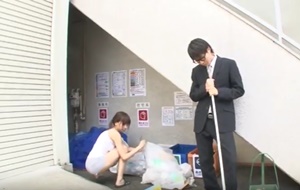 ดูหนังโป๊ญี่ปุ่น หนุ่มแว่นเจอสาวแถวกองขยะชวนไปเย็ดหี