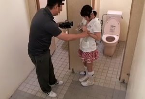 หนังโป๊av สอนเด็กให้เป็นกระหรี ลุงแอบเย็ดเด็กสาวในห้องน้ำ