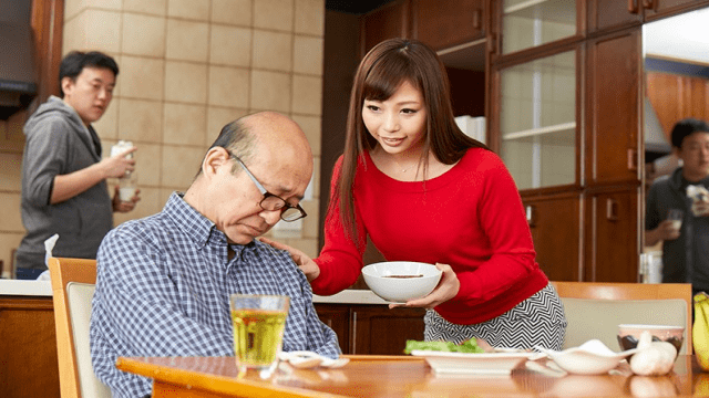 แอบเย็ดแม่เลี้ยง ลูกชายเห็นเมียพ่อแล้วเกิดอารมณ์ เลยแอบเอาควยเสียบเข้าหี