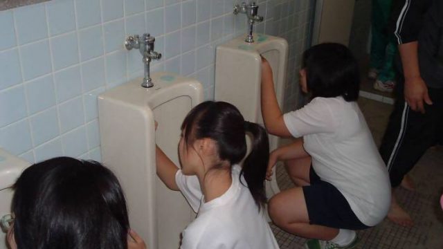 หนังโป๊เอวีญี่ปุ่น เด็กสาวล้างส้วม เห็นควยผู้ชายตอนยืนเยี่ยวแล้วเงี่ยนหี