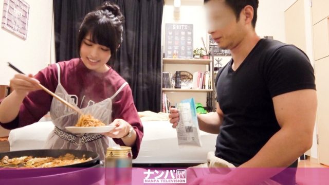 หนังเอวีโป๊ ชวนผู้หญิงสวยมาพัดหมี่กินกันที่ห้องอิ่มแล้วก็เย็ดกัน